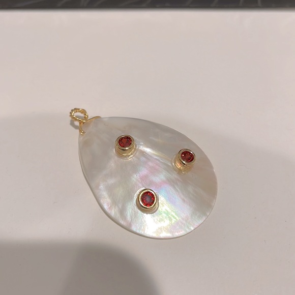 Teardrop shape shell pendant with three small garnets. New. Never worn. - Picture 3 of 3